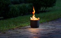 Feuer, das bleibt: Gartenfackel aus massivem Guss